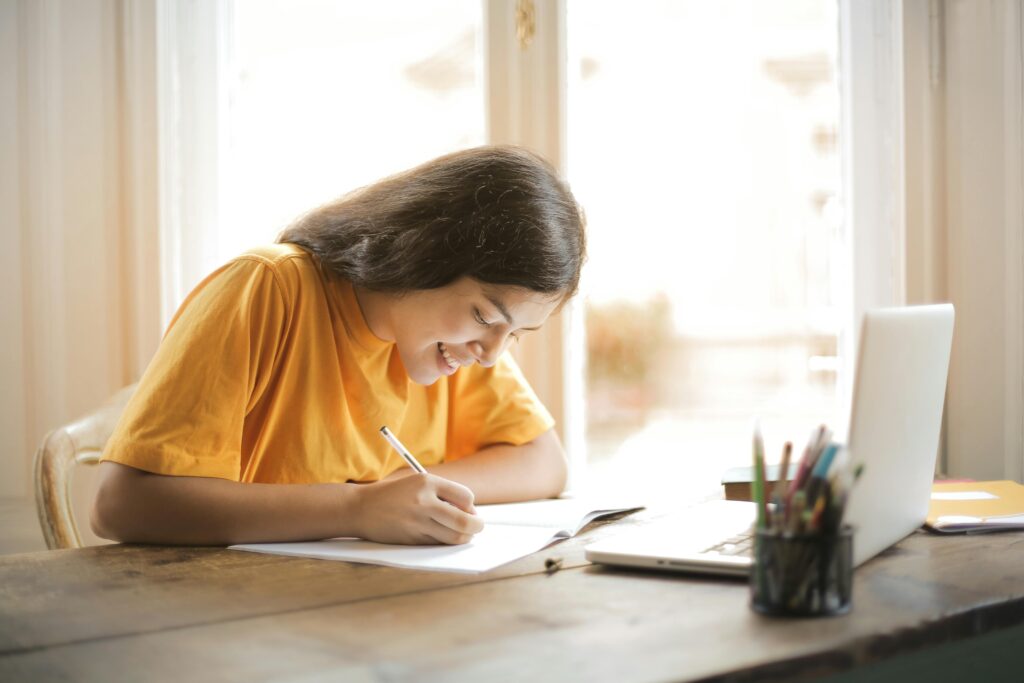 Editora Humanize: Paixão pelo Produção Científica e pela difusão de Conhecimento através de Livros, Artigos Científicos e muito mais! alt="Grupo de estudantes felizes em sala de aula representando o impacto da Editora de Livros e Artigos Científicos na difusão do conhecimento e desenvolvimento científico, atuando em publicação de artigos acadêmicos, organizando eventos sobre ciência e saúde humana e contribuindo na produção de conhecimento."